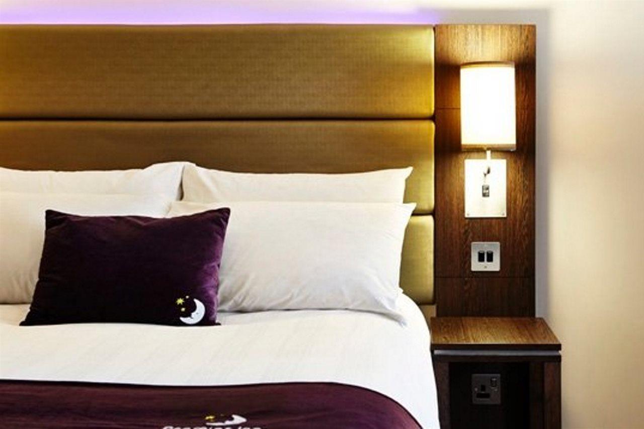 Premier Inn Хейл Екстериор снимка