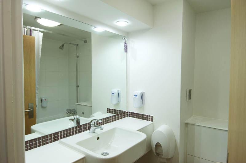 Premier Inn Хейл Екстериор снимка