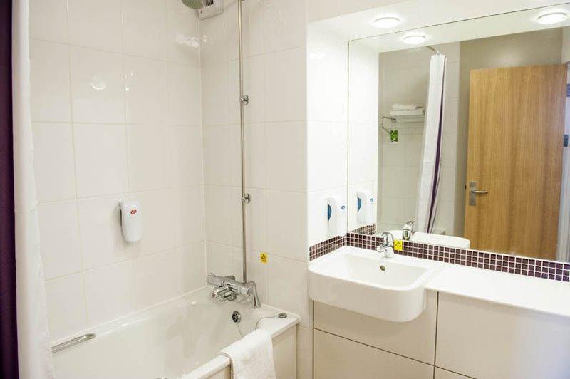 Premier Inn Хейл Екстериор снимка