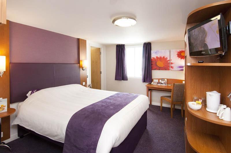 Premier Inn Хейл Екстериор снимка