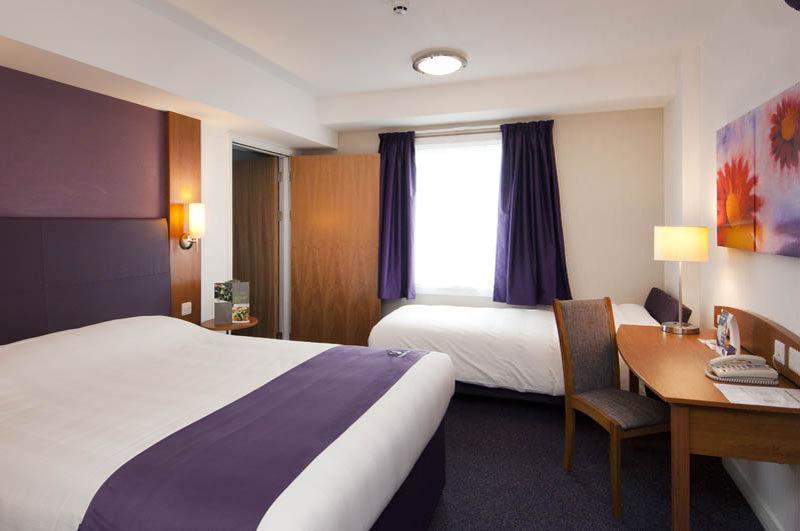 Premier Inn Хейл Екстериор снимка