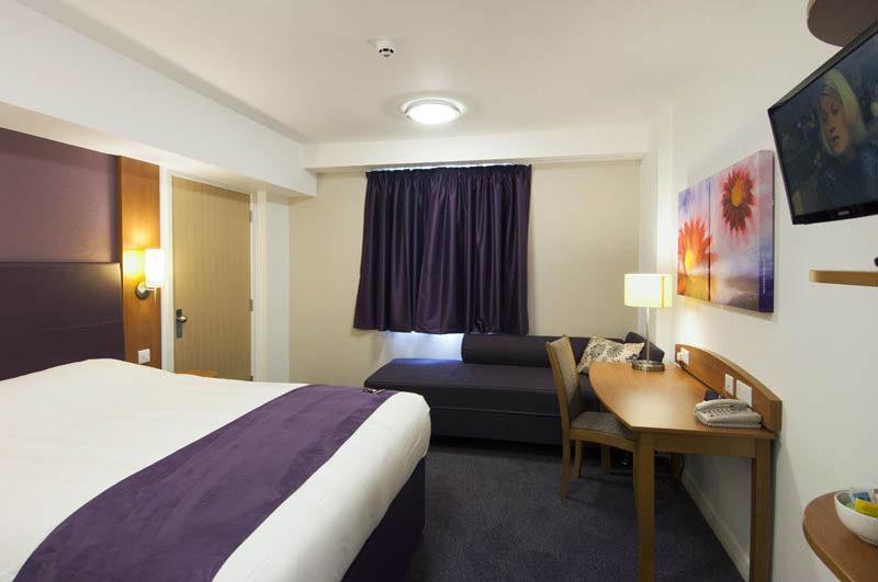 Premier Inn Хейл Екстериор снимка
