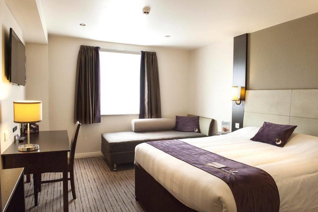Premier Inn Хейл Екстериор снимка