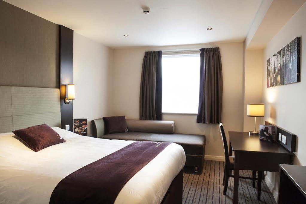 Premier Inn Хейл Екстериор снимка