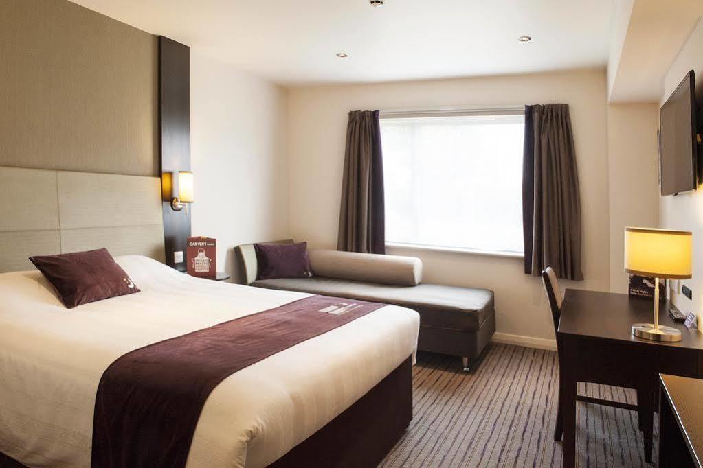 Premier Inn Хейл Екстериор снимка
