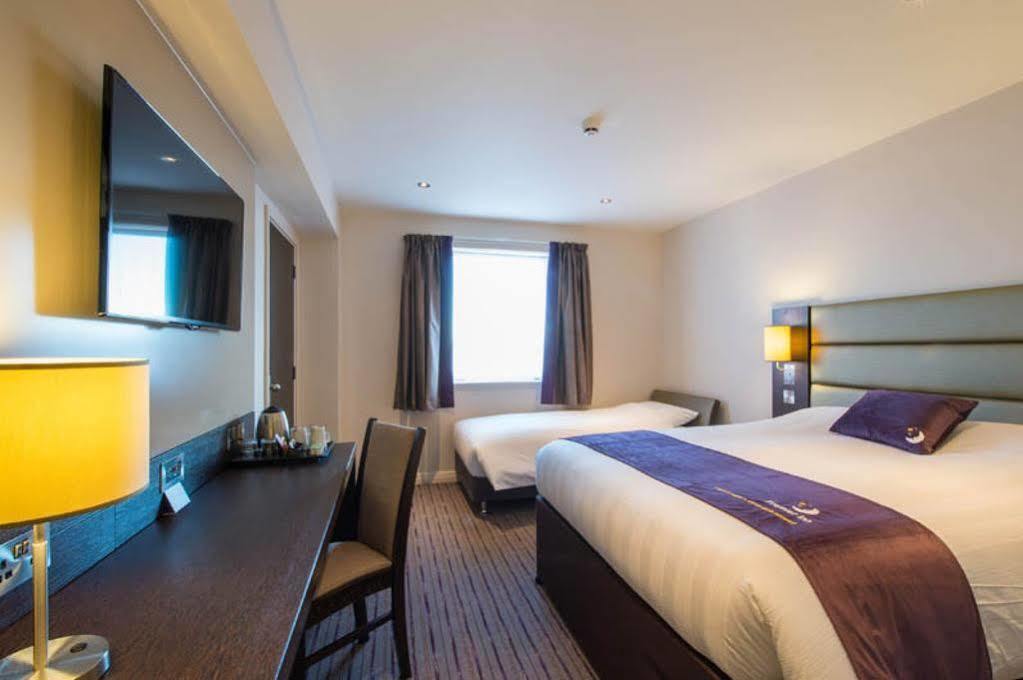 Premier Inn Хейл Екстериор снимка
