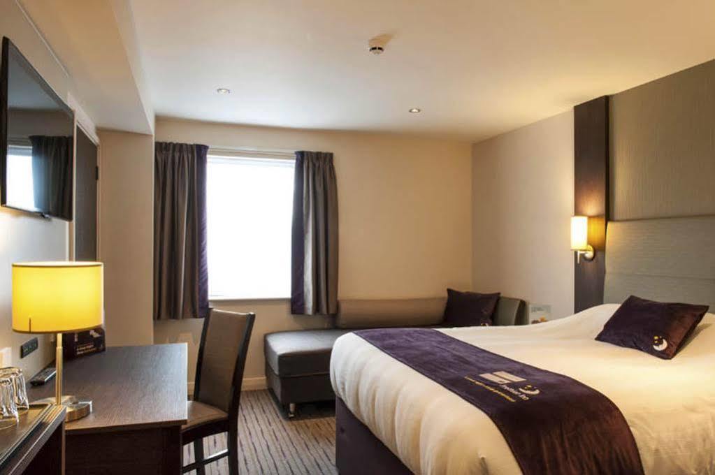 Premier Inn Хейл Екстериор снимка