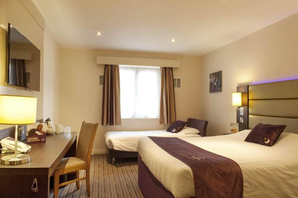 Premier Inn Хейл Екстериор снимка