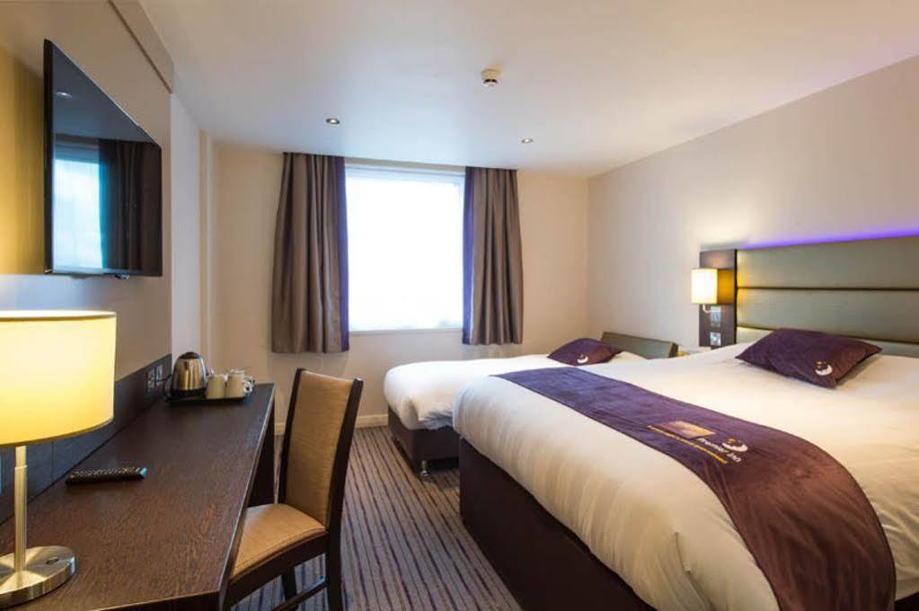 Premier Inn Хейл Екстериор снимка
