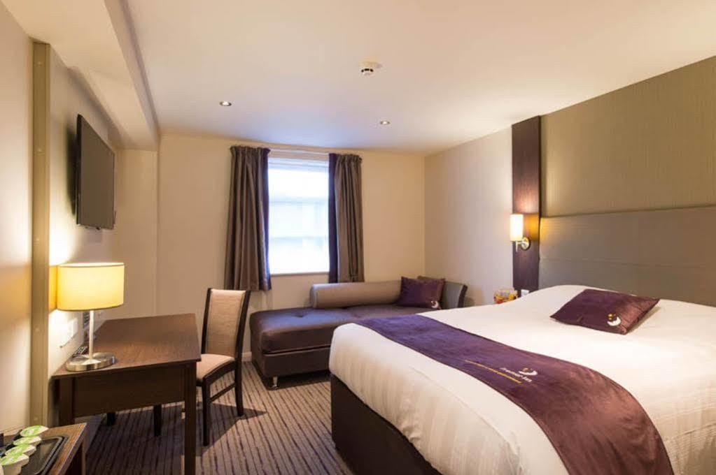 Premier Inn Хейл Екстериор снимка