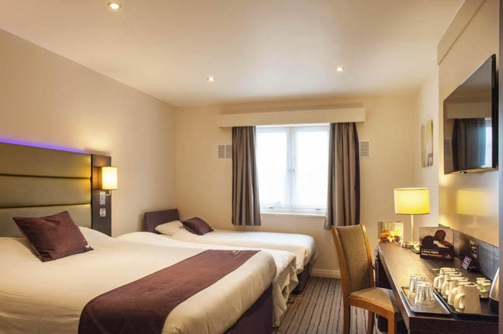 Premier Inn Хейл Екстериор снимка