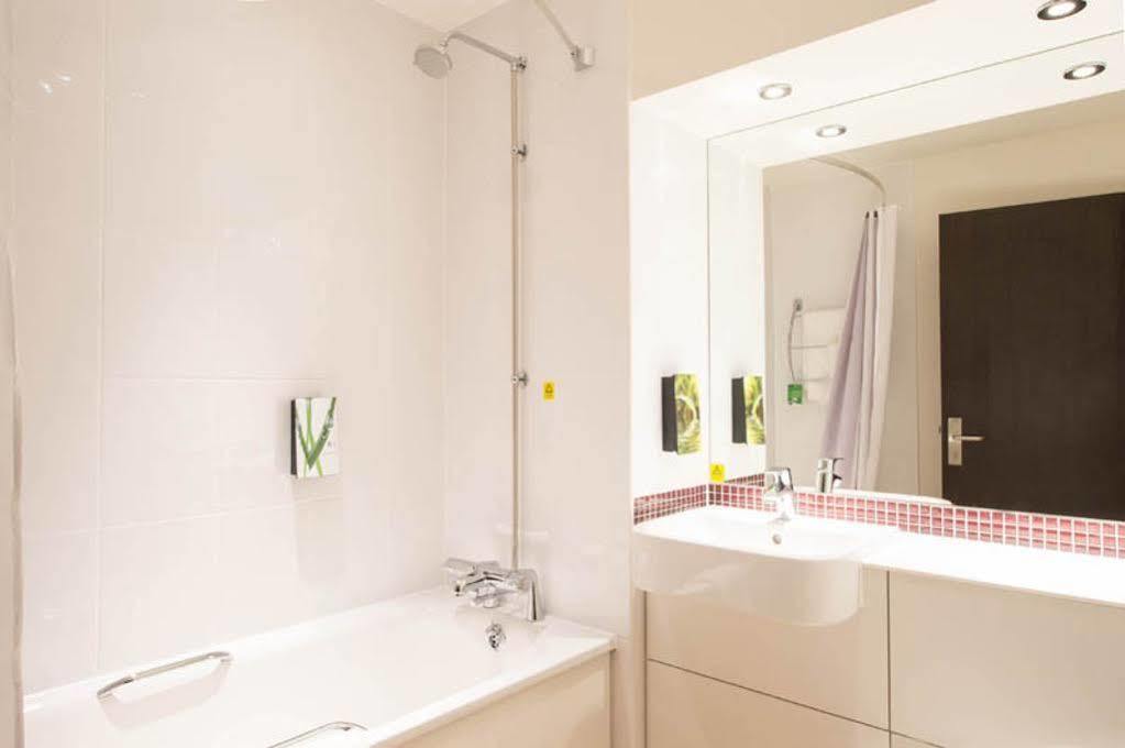 Premier Inn Хейл Екстериор снимка