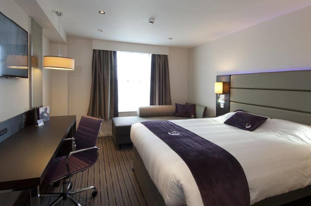 Premier Inn Хейл Екстериор снимка