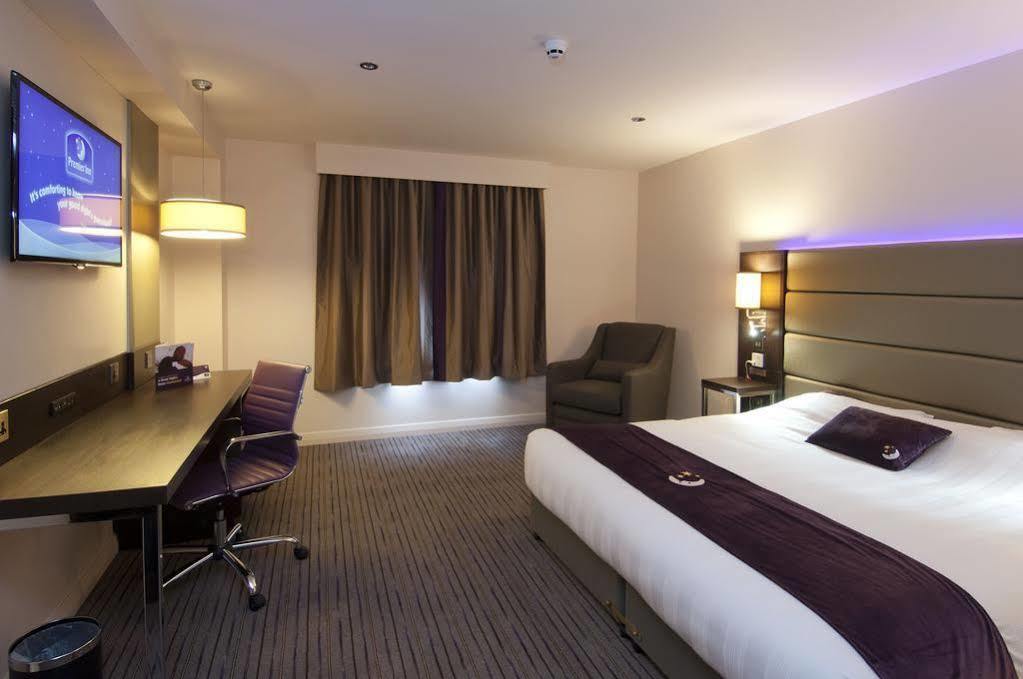 Premier Inn Хейл Екстериор снимка